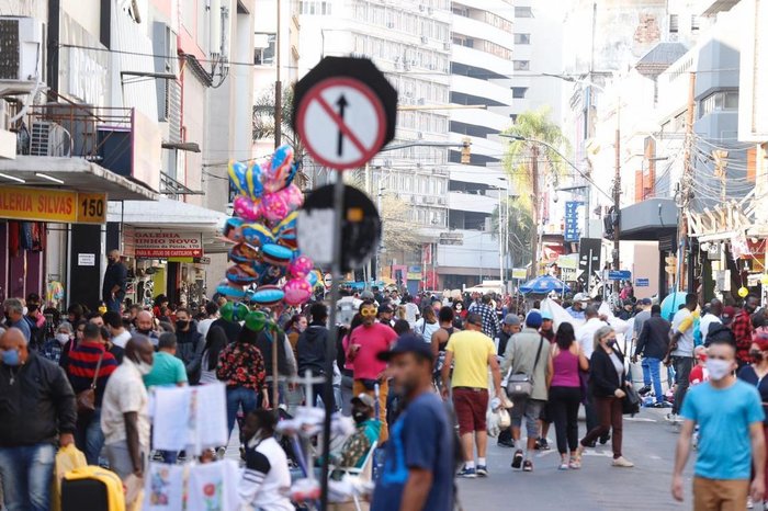 No centro de Porto Alegre, muitas descumprem decisão da Justiça para fechar comércio depois 16h | GZH
