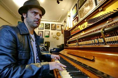  PORTO ALEGRE, RS, BRASIL 12/08/2019 - Pianista Luciano Leães, comemora 25 anos de carreira. (FOTO: ROBINSON ESTRÁSULAS/AGÊNCIA RBS)
