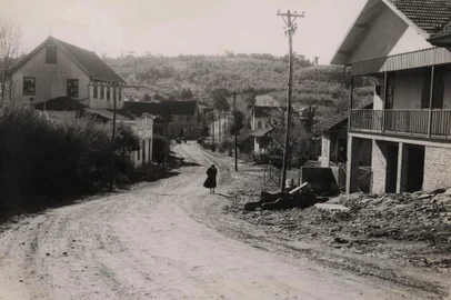 Rua Matteo Gianella, no Bairro Santa Catarina. Trecho da Casa de Pedra, onde é possível ver ao fundo (à direita) o andar superior das casas da Cantina Pão e Vinho. Casarão da cantina foi construído em 1914 pelo comerciante José Andreazza abrigou, a partir de 1947, a residência de Angelo Tonet, cujas filhas inauguraram, em 1975, a lendária Cantina Pão & Vinho, fechada em 2011. Em 2020, espaço está sendo revitalizado para abrigar cafeteria e wine bar.<!-- NICAID(14563693) -->