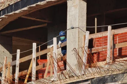  EM BAIXAConstrução civil é retomada em Porto Alegre.<!-- NICAID(14564346) -->