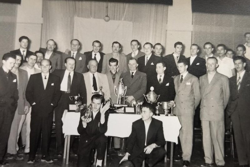 Os integrantes do time de bolão Tic-Tac em 1949, com Guerino Zugno (em pé, ao centro) e o filho José Zugno, diretor do Departamento de Bolão do Recreio Guarany (atrás da taça, à direita, em pé). Em 30 de julho de 1950, ocorreu o aniversário de 20 anos do lendário Tic-Tac, fundado por nomes como Olivo Zugno, Guerino Zugno, João Leonardelli, Armando Pinheiro e Antonio Canalli, todos presentes na solenidade. Matéria do Pioneiro de 5 de agosto, no final de semana seguinte, destacou a celebração, em que também foram anunciados os novos integrantes da diretoria 1950-1951.<!-- NICAID(14564612) -->