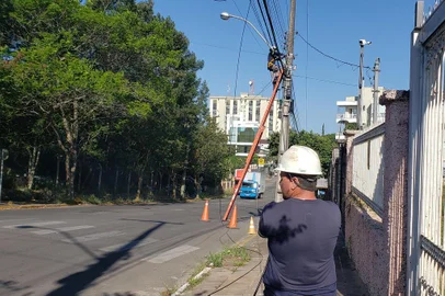 Técnico da GigaCom instala rede de fibra ótica em Farroupilha.<!-- NICAID(14561343) -->
