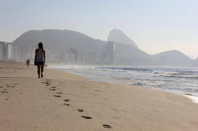 O Rio de Janeiro tem paisagens de cartão postal e ótimas atrações, além da praia. Praia de Copacabana.<!-- NICAID(8687423) -->