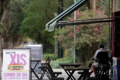 PORTO ALEGRE, RS, BRASIL, 11-08-2020: Pelo novo decreto da prefeitura, válido a partir desta terça-feira (11), restaurantes, bares e lancherias podem abrir ao público de segunda a sexta-feira, das 11h às 17h. Entretanto, estabelecimentos optaram por continuar operando somente no sistema pegue leve. (Foto: Mateus Bruxel / Agência RBS)Indexador: Mateus Bruxel<!-- NICAID(14565373) -->