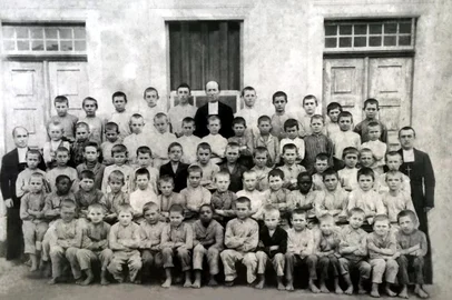  Os três Irmãos Maristas pioneiros ( Ir.Marie Berthaire, Ir.Weibert e Ir.Jean Dominici), fundadores da obra no sul do Brasil, acompanhados dos primeiros alunos (foto datada de 1902)<!-- NICAID(14558588) -->