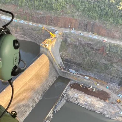  A Defesa Civil de Caxias do Sul percorreu nesta segunda-feira (10) as áreas do município que podem ser atingidas com o rompimento da barragem Passo do Meio de São Francisco de Paula.<!-- NICAID(14565437) -->