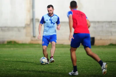  CAXIAS DO SUL, RS, BRASIL, 26/12/2019. Treino do Caxias, que está se preparando para o Gauchão 2010. Na foto, volante Juliano. (Porthus Junior/Agência RBS)Indexador: Porthus Junior                  <!-- NICAID(14370917) -->
