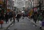 Fiscalização de ambulantes e grande movimento de pessoas marcam retomada do comércio no centro de Porto Alegre
