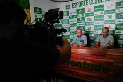  CAXIAS DO SUL, RS, BRASIL, 16/03/2020. Coletiva com Walter Dal Zotto Jr (D), presidente do Juventude e com Osvaldo Pioner (E), vice-presidente de futebol. Na coletiva, foi anunciada oficialmente a saída do técnico Marquinhos Santos do comando da equipe. (Porthus Junior/Agência RBS)<!-- NICAID(14453396) -->