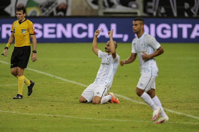 Autor do gol, Thaciano lamenta chances perdidas pelo Grêmio: Foi um jogo aberto