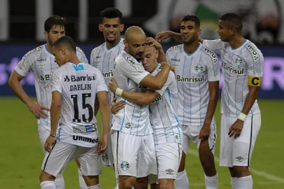 Thaciano, do GrÃªmio, comemora seu gol com seus companheirosFORTALEZA, CE, 12.08.2020 ¿ CEARÁ-GRÊMIO: Partida entre Ceará e Grêmio, válida pela 2ª rodada do Campeonato Brasileiro série A 2020, realizada no estádio Castelão, em Fortaleza (CE), na noite desta quarta-feira (12). (Foto: Jarbas Oliveira/Folhapress)Local: Fortaleza ;CearÃ¡ ;Brasil<!-- NICAID(14566727) -->