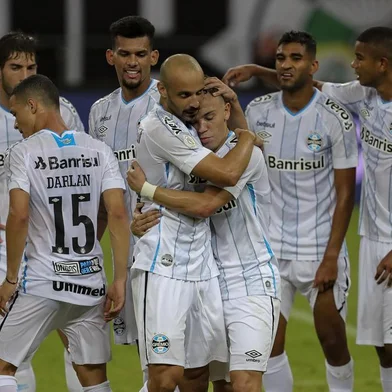 Thaciano, do GrÃªmio, comemora seu gol com seus companheirosFORTALEZA, CE, 12.08.2020 ¿ CEARÁ-GRÊMIO: Partida entre Ceará e Grêmio, válida pela 2ª rodada do Campeonato Brasileiro série A 2020, realizada no estádio Castelão, em Fortaleza (CE), na noite desta quarta-feira (12). (Foto: Jarbas Oliveira/Folhapress)Local: Fortaleza ;CearÃ¡ ;Brasil<!-- NICAID(14566727) -->