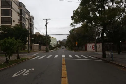 PORTO ALEGRE, RS, BRASIL, 12/08/2020-Sinalização para evitar mortes no trânsito.Desde 2015, a EPTC vem realizando alteração na sinalização de trânsito para diminuir acidentes nas ruas. As ruas Butuí e Inhanduí, no bairro Cristal, ganharam nova sinalização, com indicador de velocidade reduzida. Na foto- Rua Butuí.  Foto: Jefferson Botega / Agencia RBSIndexador: Jefferson Botega<!-- NICAID(14566395) -->