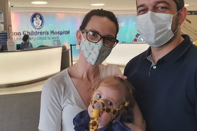 Lívia Teles e os pais no hospital, em Boston (EUA)