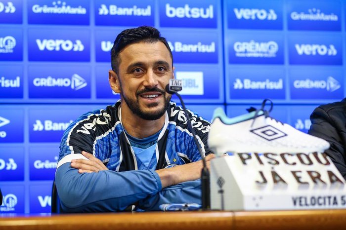 Robinho é apresentado pelo Grêmio e mostra confiança: Minha história aqui vai ser longa