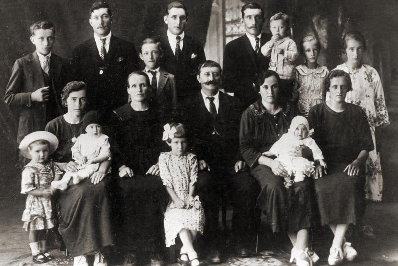 Anos 1920: a menina Severina Poletto Canalli aparece à frente, entre os pais, Luiz Poletto e Maria Concer. Vê-se também os irmãos Pedro Poletto, casado com Inês Fiorio, e João Battista, casado com Ângela Fiorio.<!-- NICAID(14568315) -->