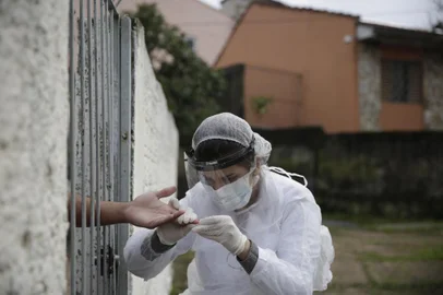 PORTO ALEGRE, RS, BRASIL, 15-08-2020: Pesquisadores percorrem ruas do bairro Cefer e Jardim Carvalho para sétima etapa da pesquisa coordenada pela Ufpel que testa para coronavírus. (Foto: Mateus Bruxel / Agência RBS)<!-- NICAID(14568851) -->