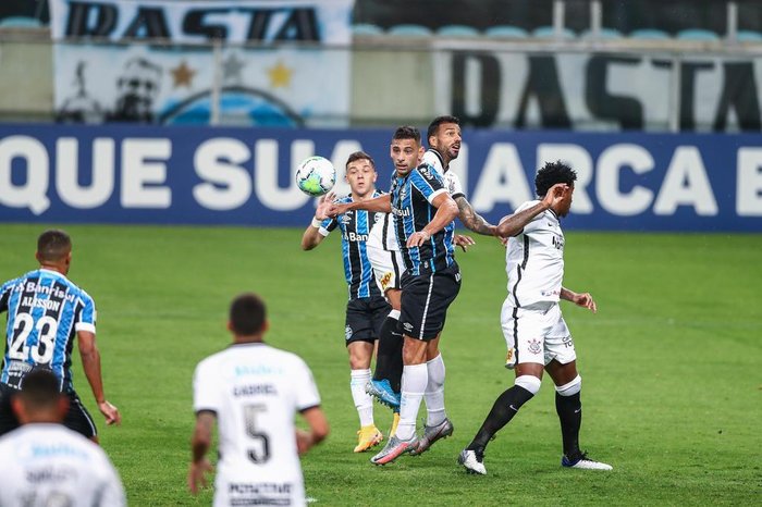 Faltou um pouco de capricho, diz Pepê após empate com o Corinthians