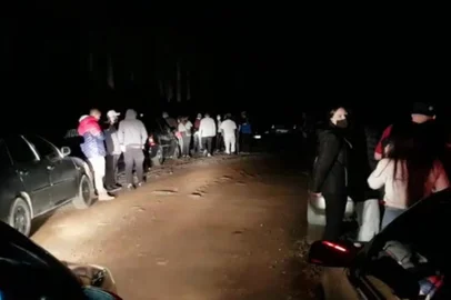 Fiscalização acaba com festa com 500 pessoas e 150 carros na madrugada deste domingo<!-- NICAID(14569010) -->