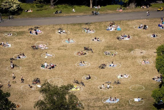  People enjoy the sun on May 30, 2020 in the park at the Euromast in Rotterdam, while using marked circles for the social distance measures due to the COVID-19 pandemic as the country eases lockdown measures taken to curb the spread of the novel coronavirus. (Photo by Sem VAN DER WAL / ANP / AFP) / Netherlands OUTEditoria: LIFLocal: RotterdamIndexador: SEM VAN DER WALSecao: conservationFonte: ANPFotógrafo: STR<!-- NICAID(14569169) -->