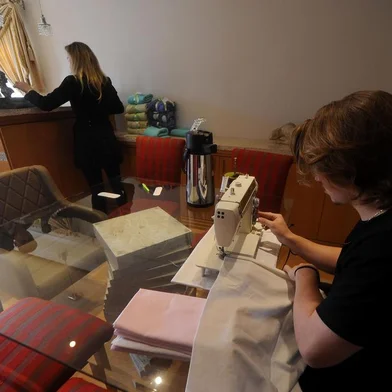  CAXIAS DO SUL, RS, BRASIL, 14/08/2020 - Jogadores de base do Juventude, os irmãos Rafael e Guilherme Rech, junto da mãe e do caçula Gabriel, confeccionam cobertas para doar a famílias com bebê recém nascido. (Marcelo Casagrande/Agência RBS)<!-- NICAID(14567893) -->