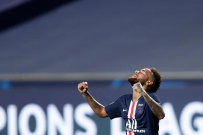  Paris Saint-Germains Brazilian forward Neymar celebrates the victory at the end of the UEFA Champions League semi-final football match between Leipzig and Paris Saint-Germain at the Luz stadium, in Lisbon on August 18, 2020. (Photo by Manu Fernandez / POOL / AFP)Editoria: SPOLocal: LisbonIndexador: MANU FERNANDEZSecao: soccerFonte: POOLFotógrafo: STR<!-- NICAID(14571128) -->