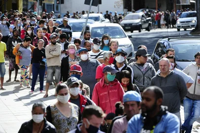Agência da Caixa em Alvorada registra fila gigante na manhã deste sábado, dia de abertura extraordinária para recebimento de auxílio emergencial.ALVORADA, 02/05/2020<!-- NICAID(14490939) -->