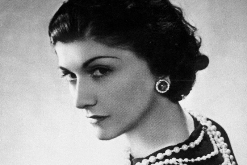 Escrita por Justine Picardie, biografia Coco Chanel, a Lenda e a Vida traz à tona uma Chanel pouco conhecida por meio de material inédito do arquivo pessoal da estilista.<!-- NICAID(8288845) -->