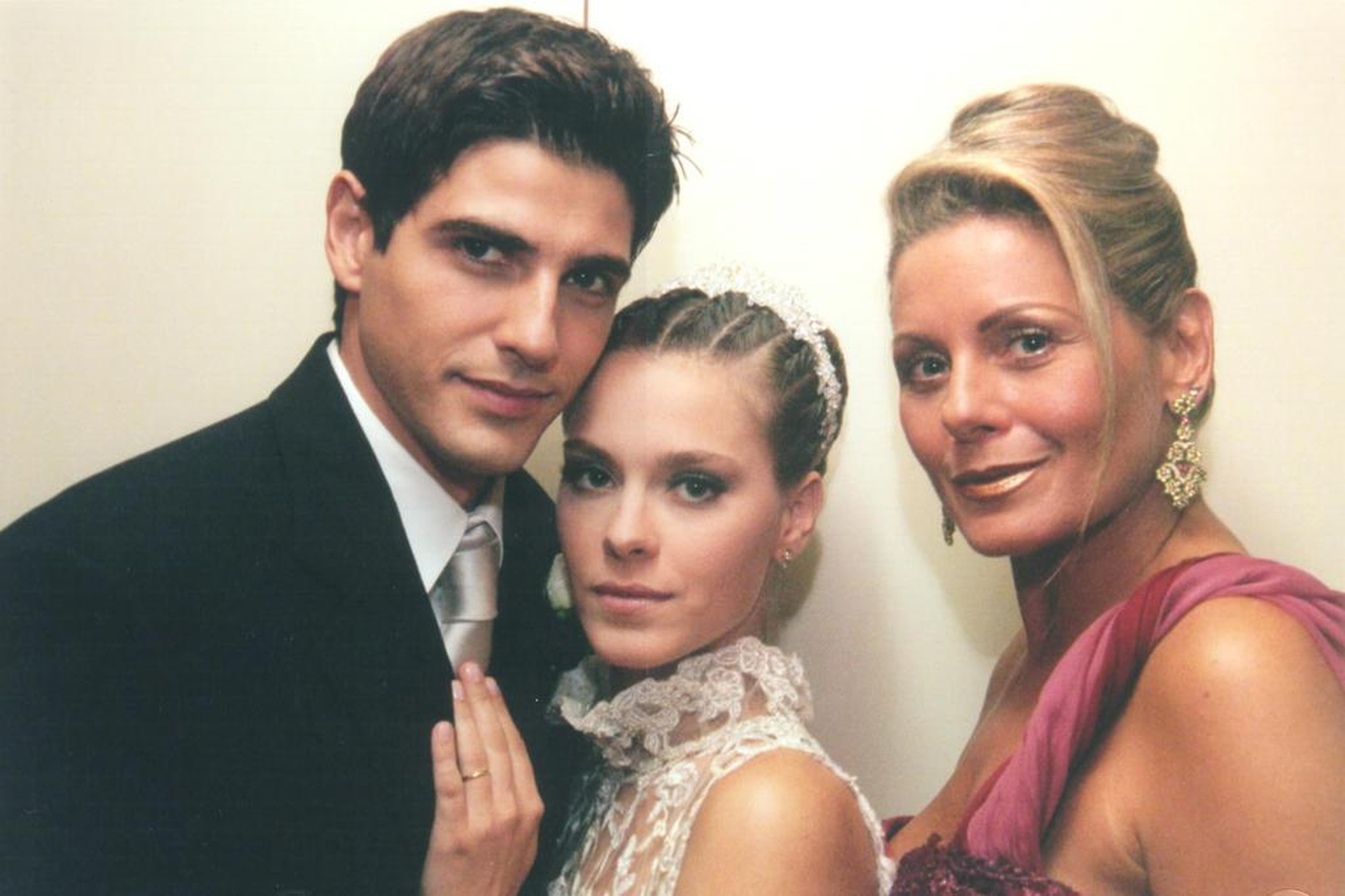 Элена и мигел семейные узы. Тони рамос клон. Семейные узы постер. Семейные узы содержания. Элена семейные узы.