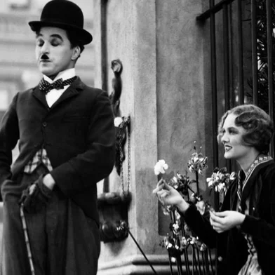 Charles Chaplin com Virginia Cherrill no filme Luzes da Cidade<!-- NICAID(10182171) -->