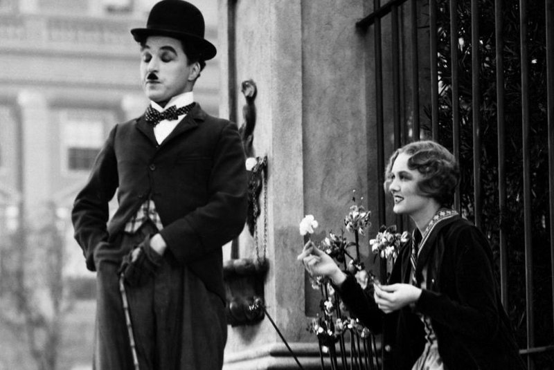 Charles Chaplin com Virginia Cherrill no filme Luzes da Cidade<!-- NICAID(10182171) -->