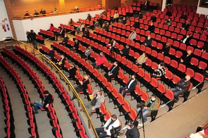  CAXIAS DO SUL, RS, BRASIL, 19/08/2020. Cerca de três meses antes das eleições municipais, o grupo Mobilização por Caxias (MobiCaxias) entregou nas mãos dos pré-candidatos à prefeito um documento com demandas em seis áreas: Educação, Saúde, Planejamento Urbano, Gestão Pública, Turismo e Atração de investimentos. A solenidade ocorreu no Teatro da UCS, na noite de ontem, a partir das 19h, com presença dos pré-candidatos, que respeitaram as regras de isolamento, dispersos pelo teatro. O encontro foi ainda exibido no perfil do YouTube do Mobi Caxias. (Porthus Junior/Agência RBS)<!-- NICAID(14572059) -->