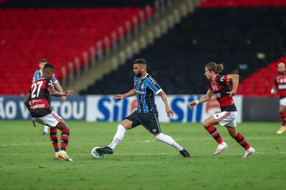 Gremio x FlamengoRS - FUTEBOL/CAMPEONATO BRASILEIRO 2020 /GREMIO X FLAMENGO - ESPORTES - Lance da partida entre Flamengo e Gremio disputada na noite desta quarta-feira, no EstÃ¡dio MaracanÃ£, no Rio de Janeiro, em partida valida pela Campeonato Brasileiro 2020. FOTO: LUCAS UEBEL/GREMIO FBPAEditoria: SPOIndexador: Lucas UebelSecao: futebolFonte: Gremio.netFotógrafo: Gremio x Flamengo<!-- NICAID(14572140) -->