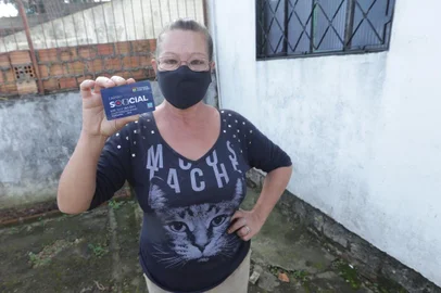  PORTO ALEGRE, RS, BRASIL - 18/08/2020 - Uma das beneficiadas pelo Cartão Social concedido pela prefeitura, dado para quem não tem nenhuma outra renda durante a pandemia. O nosso case é a dona Cloedi Terezinha de Araújo.Indexador: ISADORA NEUMANN