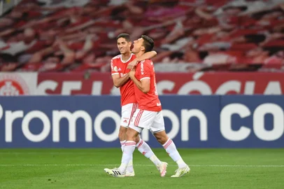  Internacional x Atlético-GO, disputado pelo Campeonato Brasileiro no Estádio Beira-Rio, em Porto Alegre. Volante Musto (D) comemora após marcar o gol que abriu o placar<!-- NICAID(14572180) -->