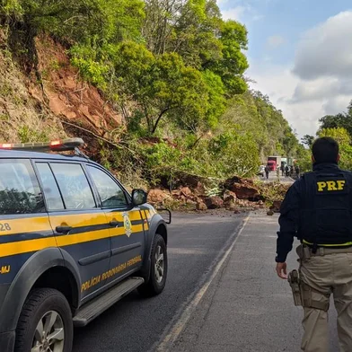 Queda de barreira bloqueia a BR-116, em Campestre da Serra<!-- NICAID(14572347) -->