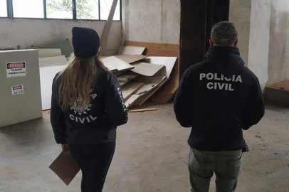 Operação Blecaute prendeu os proprietários de uma empresa de ejetáveis e uma empresa de peças automotivas, localizados na BR-116, em Caxias do Sul.Os policiais civis  diligenciaram, juntamente com técnicos da RGE, e identificaram as ligações clandestinas diretamente na rede da empresa vítima.<!-- NICAID(14572382) -->