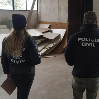 Operação Blecaute prendeu os proprietários de uma empresa de ejetáveis e uma empresa de peças automotivas, localizados na BR-116, em Caxias do Sul.Os policiais civis  diligenciaram, juntamente com técnicos da RGE, e identificaram as ligações clandestinas diretamente na rede da empresa vítima.<!-- NICAID(14572382) -->