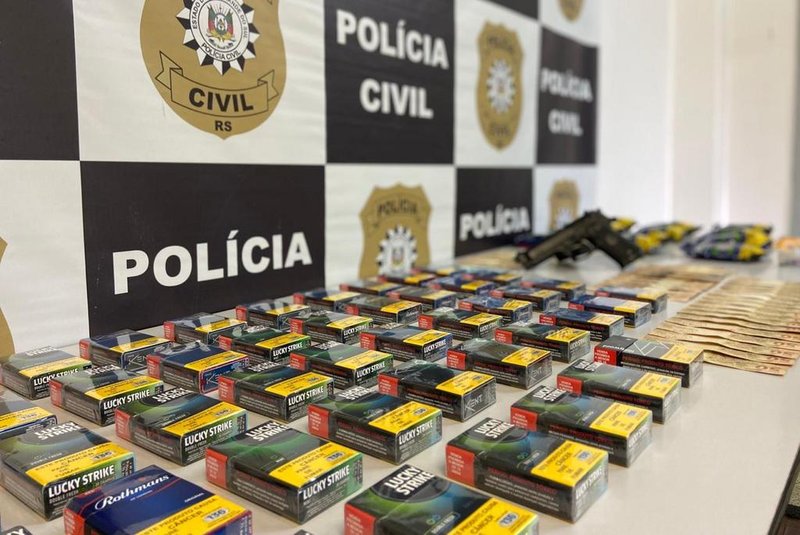 Uma denúncia levou a Polícia Civil de Caxias do Sul a encontrar uma carga de cigarros roubada. A suspeita inicial é que as mercadorias sejam de roubos recentes em Farroupilha, o que será investigado nos próximos dias. Os cigarros foram recuperados em uma residência do bairro Cinquentenário.<!-- NICAID(14572711) -->