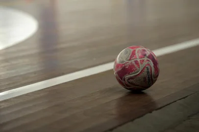  CAXIAS DO SUL, RS, BRASIL, 22/11/2019Projeto Bella Futsal é financiado pelo governo do estado do RS é uma forma conjunta de fomentar o futsal como uma forma de alicerce social.(Lucas Amorelli/Agência RBS)<!-- NICAID(14334225) -->