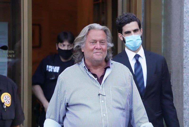 US President Donald Trumps former Chief Strategist Stephen Bannon exits Manhattan Federal Court following his arraignment on fraud charges over allegations that he used money from his group We Build The Wall on personal expenses on August 20, 2020, in New York. (Photo by Bryan R. Smith / AFP)Editoria: POLLocal: New YorkIndexador: BRYAN R. SMITHSecao: corporate crimeFonte: AFPFotógrafo: STR<!-- NICAID(14573112) -->