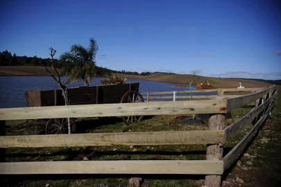  CAMBARÁ DO SUL, RS, BRASIL, 21/08/2020 - Queda de temperatura e expectativa de neve atrai turistas para região dos canions.Em Cambará, na madrugada de sexta feira, termômetro chegou a marcar -7 graus.  (Marcelo Casagrande/Agência RBS)<!-- NICAID(14573482) -->