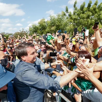 21/08/2020 Entrega do Residencial Mossoró I(Mossoró - RN, 21/08/2020) Presidente da República, Jair Bolsonaro recebe cumprimentos de populares durante sua chegada no Aeroporto Governador Dix-Sept Rosado em Mossoró.Foto: Alan Santos/PR<!-- NICAID(14573678) -->