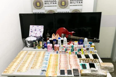 Ação contra o tráfico de drogas da Brigada Militar no bairro Primeiro de Maio apreendeu diversos produtos sem procedência. Um adolescente foi apreendido e um adulto foi preso em flagrante.<!-- NICAID(14574421) -->