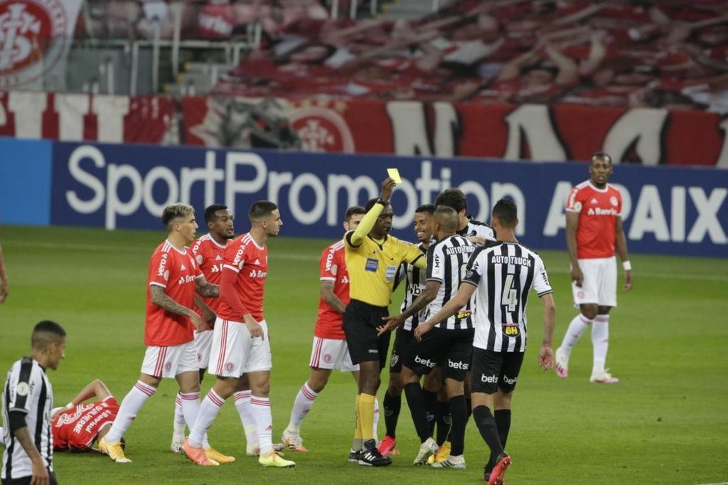 luiz flavio de oliveira sera o arbitro do gre nal 429 gzh