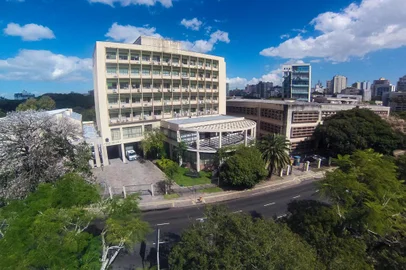  PORTO ALEGRE, RS, BRASIL, 07/04/2015 : Reitoria da UFRGS - Reportagem investigativa sobre EDUCAÇÃO  (Omar Freitas/Agência RBS)<!-- NICAID(11319163) -->