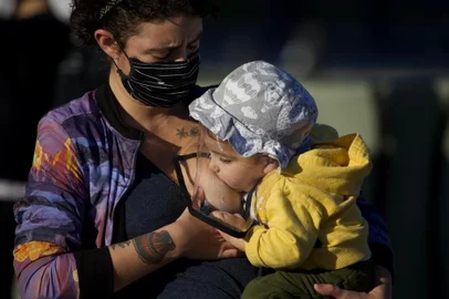  Movimento no Viaduto dos Açorianos em Porto Alegre, 26-07-2020. A mãe amamentando é Luciana Teixeira, seu filho chama-se Bento Teixeira. Foto: Jefferson Botega/Agência RBS<!-- NICAID(14554459) -->