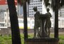 Sem revitalização do Cais Mauá, praça com esculturas e chafariz se deteriora atrás dos trilhos do trensurb