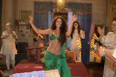 28.09.2001 - DIVULGAÇÃO - O clone - Jade (Giovanna Antonelli) dança para as primas e Lucas (murilo Beníciofotos de Gianne Carvalho)<!-- NICAID(14576631) -->