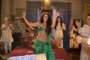 28.09.2001 - DIVULGAÇÃO - O clone - Jade (Giovanna Antonelli) dança para as primas e Lucas (murilo Beníciofotos de Gianne Carvalho)<!-- NICAID(14576631) -->